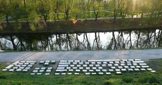 Из какого материала сделан памятник клавиатуре. В Екатеринбурге находится уникальный памятник компьютерной клавиатуре