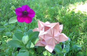 Бумажный шар для украшения вазона с цветами
