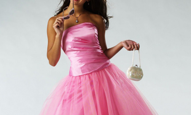 Подруги невесты могут прийти в разных коротких розовых платьях